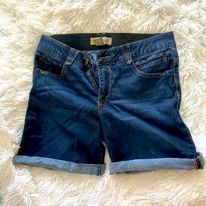 Democracy AbSolution Denim Jean shorts size 10-Excellent condition!